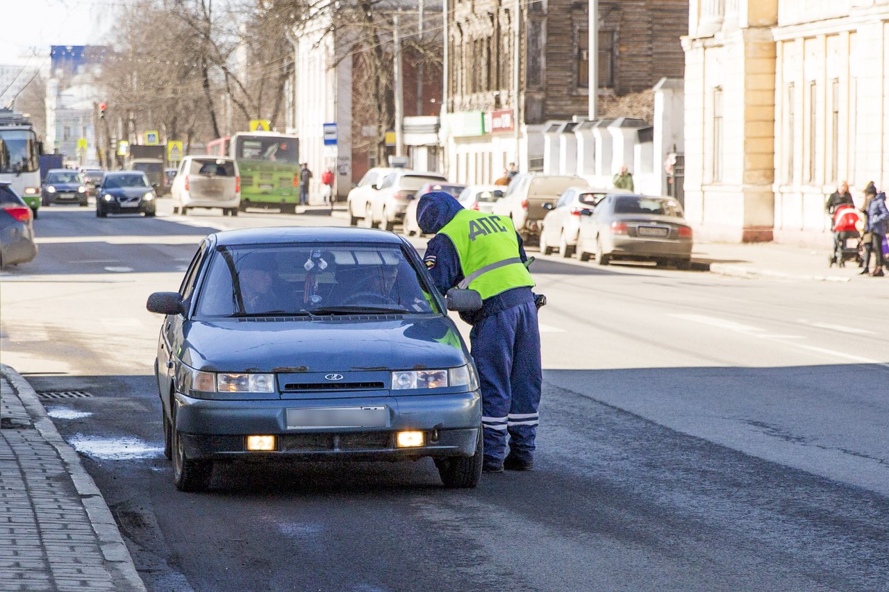 Водителя, насмерть сбившего пешехода в Ярославской области, объявили в розыск