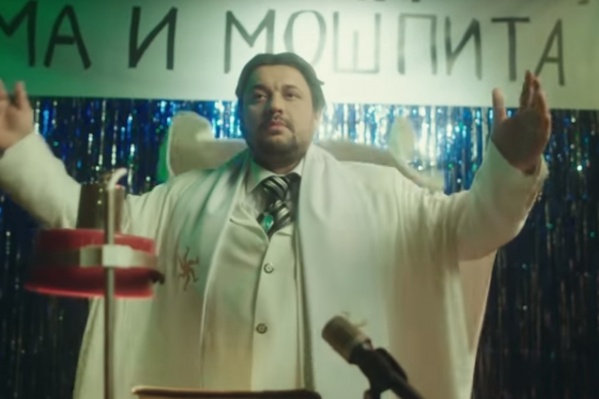 По сюжету клипа, лидера группы «Руки вверх» Сергея Жукова задержали силовики По сюжету клипа, лидера группы «Руки вверх» Сергея Жукова задержали силовики