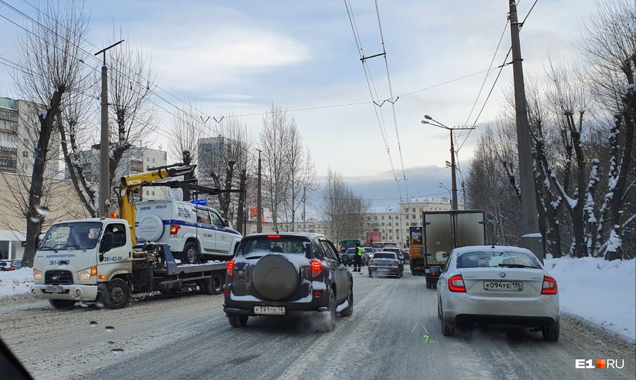 На Уралмаше полицейский УАЗ вылетел на встречку и собрал четыре автомобиля