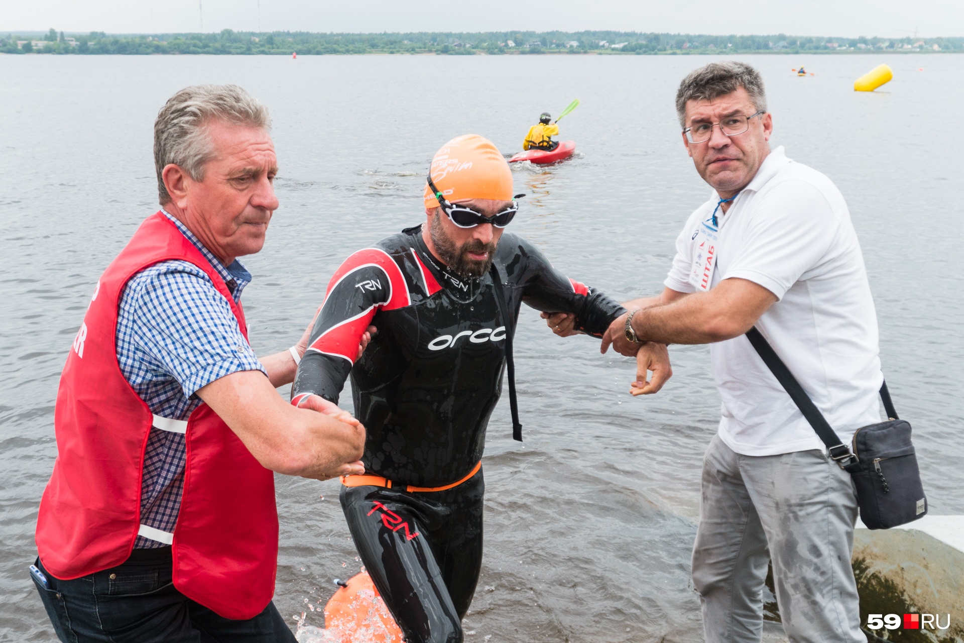 На финише организаторы и волонтеры помогали спортсменам выйти из воды