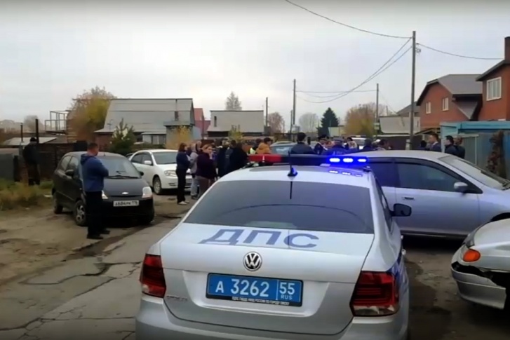 Акция в Рыбачьем стала предметом повышенного интереса правоохранительных органов, но сила не применялась: местных жителей только уговаривали освободить дорогу Акция в Рыбачьем стала предметом повышенного интереса правоохранительных органов, но сила не применялась: местных жителей только уговаривали освободить дорогу