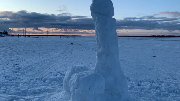 Снеговик 18+: провокационная снежная фигура появилась на набережной Архангельска