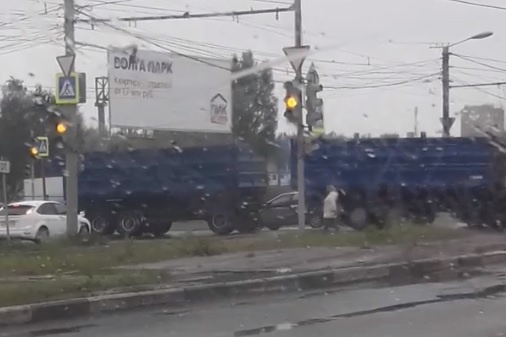 Жители Брагино говорят, что светофор барахлит уже не в первый раз Жители Брагино говорят, что светофор барахлит уже не в первый раз