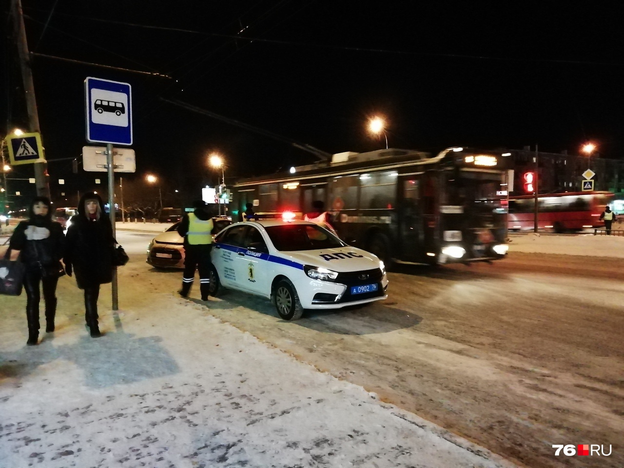 На месте разбираются сотрудники ГИБДД На месте разбираются сотрудники ГИБДД