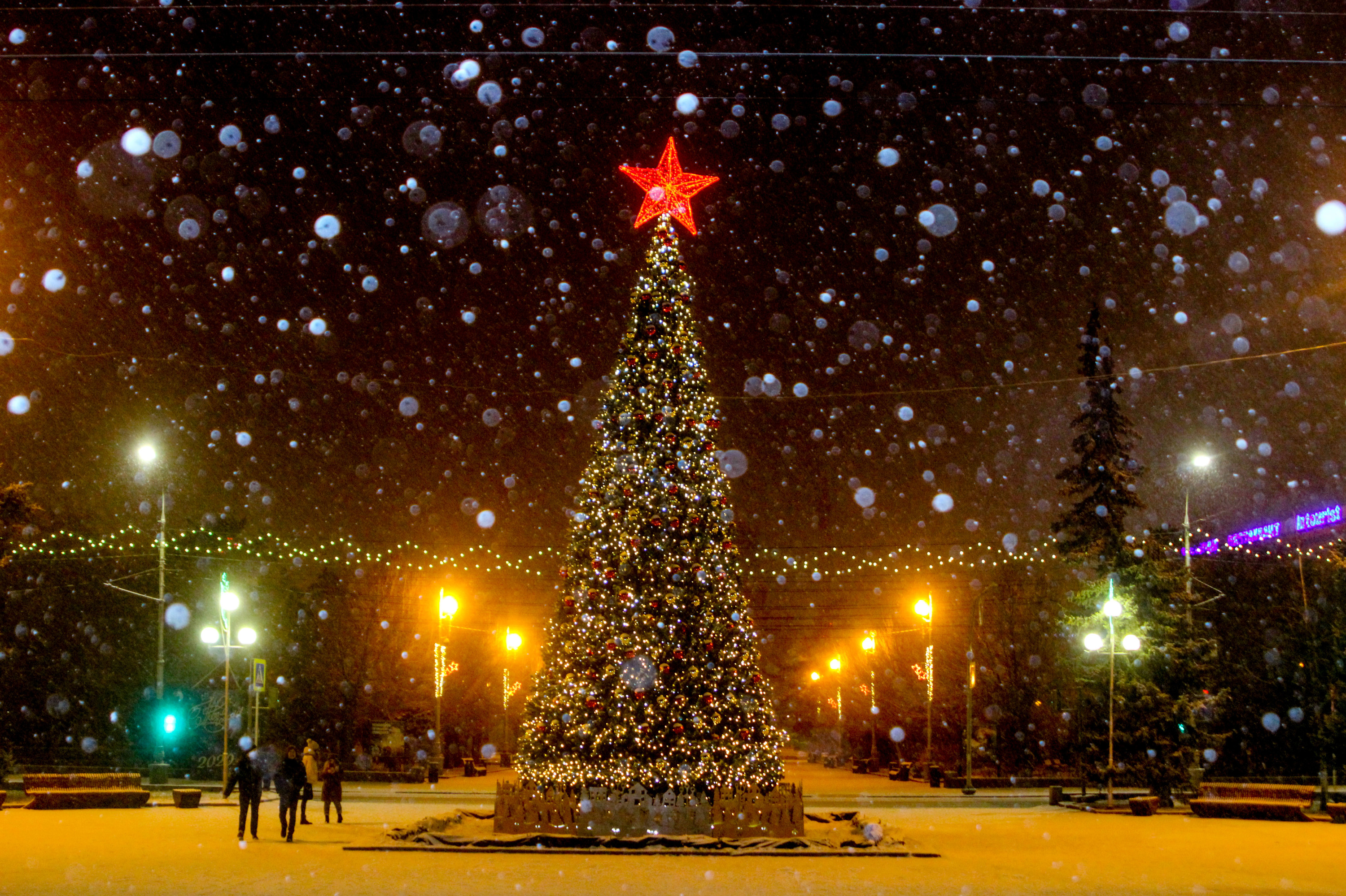 Фотограф запечатлел заснеженный рождественский Волгоград