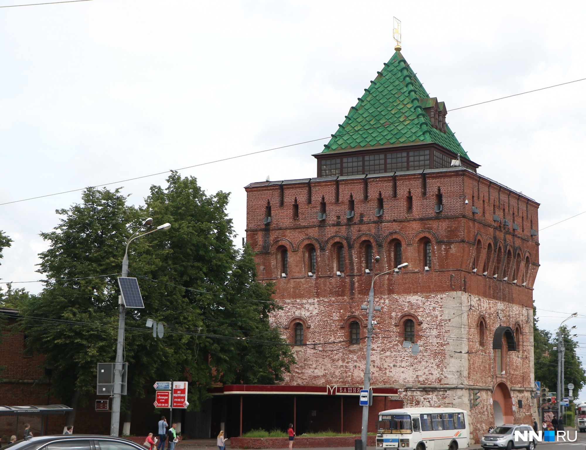 Дням нижегородская. Нижегородский Кремль Дмитриевская башня площадь Минина. Дмитриевская башня Нижегородского Кремля 2020 год. Нижний Новгород Нижегородский Кремль Варварская. Нижегородский Кремль от Минина.