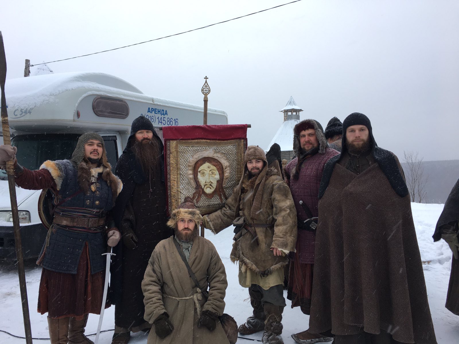 За спиной у актеров теплый трейлер. Погреться также можно было в специальной палатке За спиной у актеров теплый трейлер. Погреться также можно было в специальной палатке