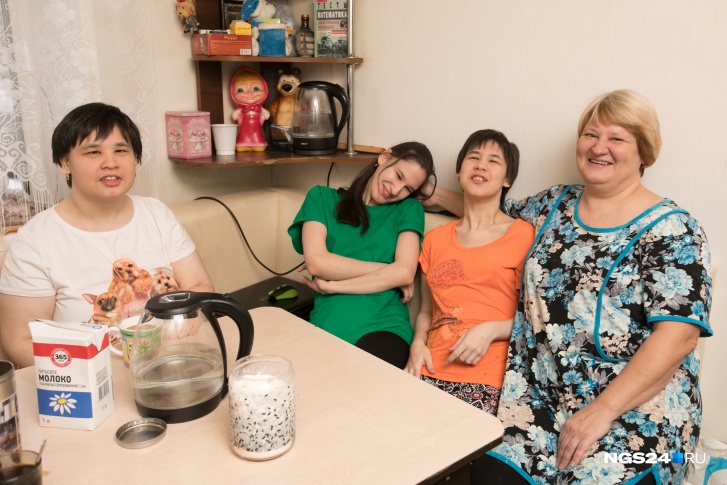 Юлия Гусарова с дочками-тройняшками
