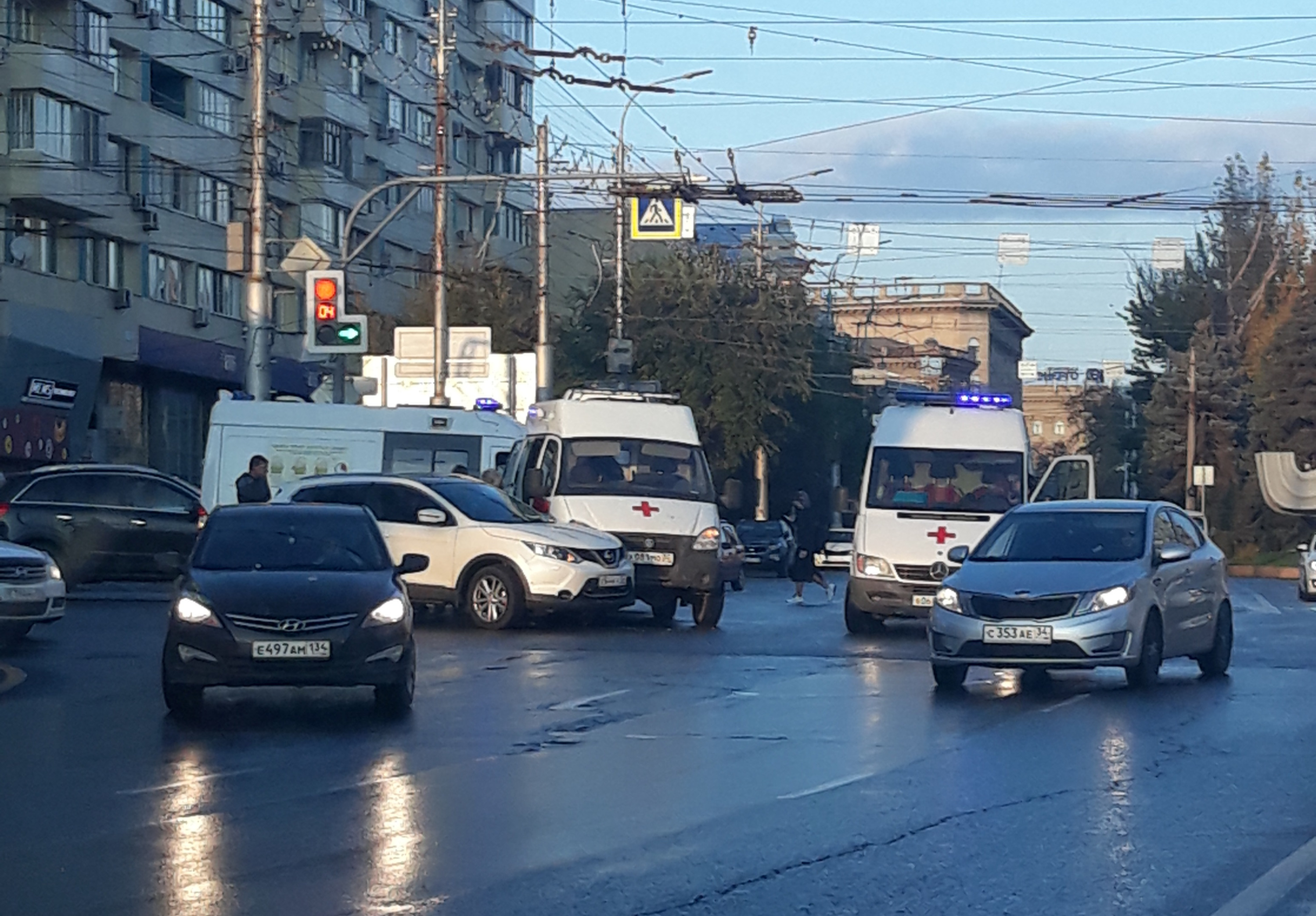 «Летела с сиреной»: в центре Волгограда на перекрестке подбили скорую из Астрахани