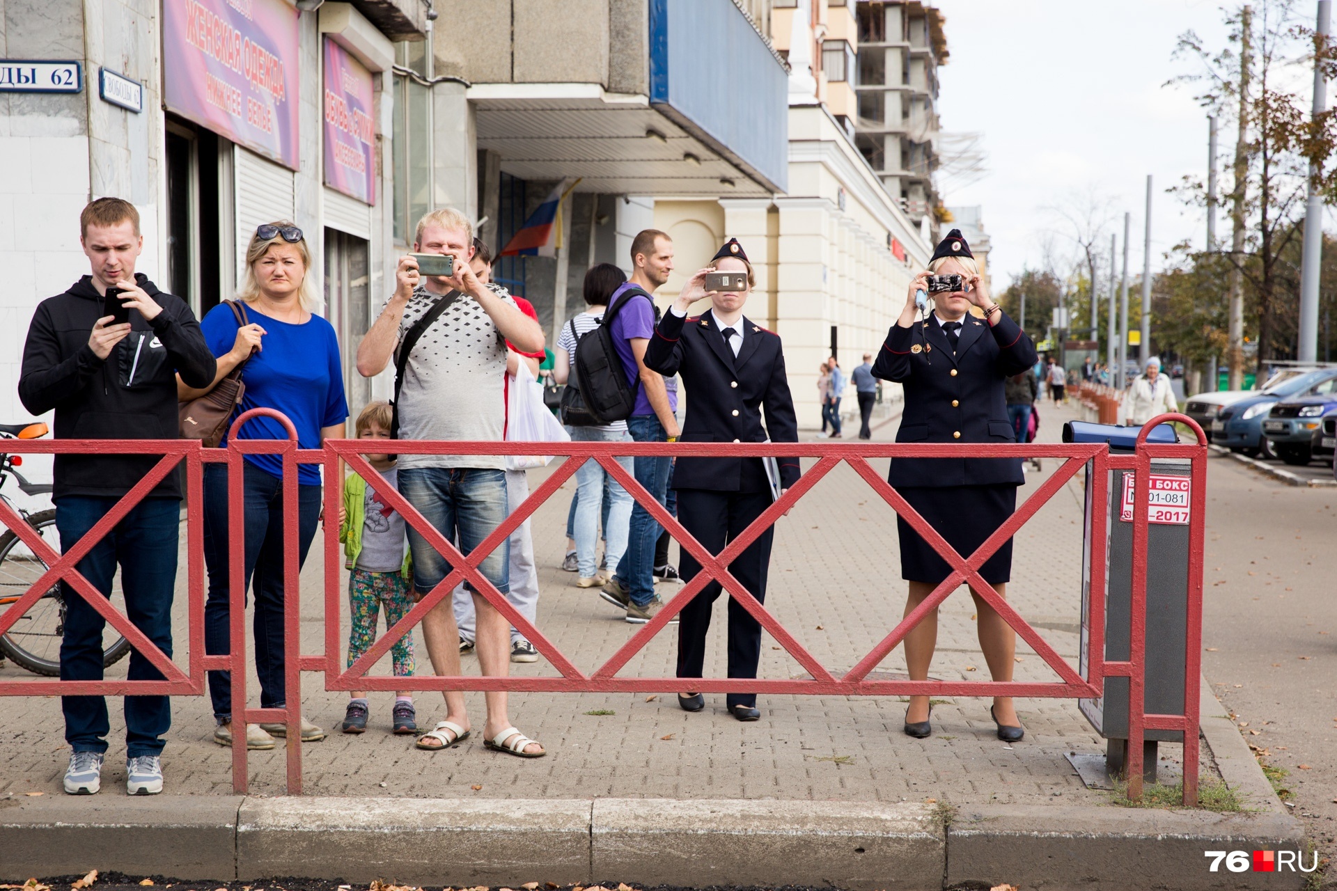 Полиция и зеваки снимали происходящее Полиция и зеваки снимали происходящее