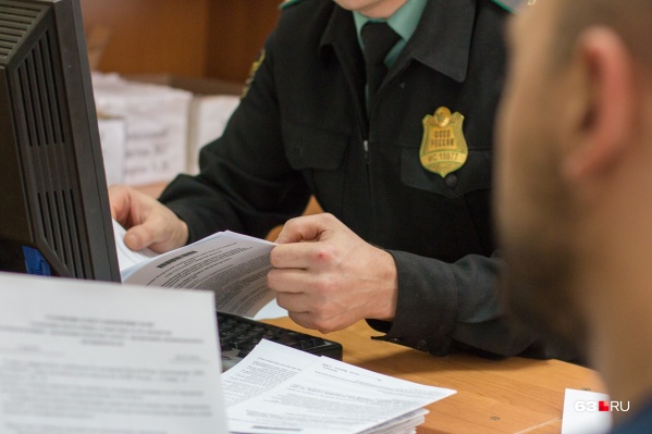 Судебные приставы напомнили мужчине о долге Судебные приставы напомнили мужчине о долге
