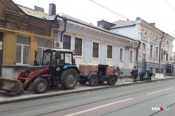 Ремонт тротуара у дома № 45 по улице Станиславского Ремонт тротуара у дома № 45 по улице Станиславского
