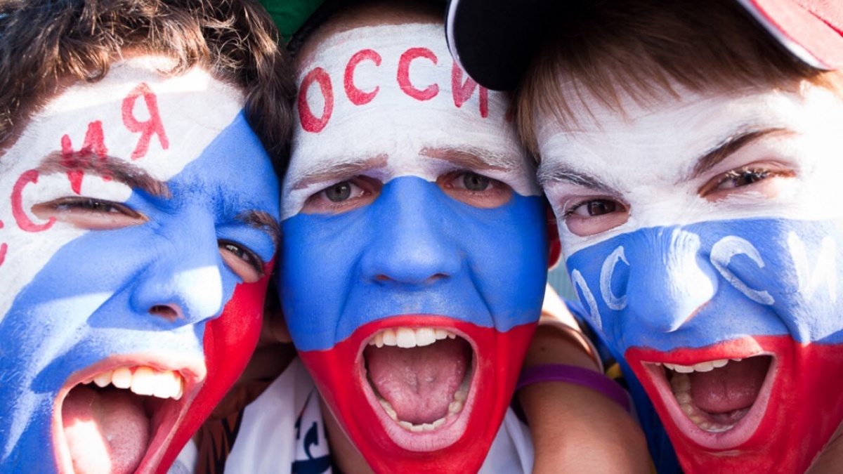 Некоторые путают День России (12 июня) и День государственного флага России. В каком месяце празднуется вторая дата?