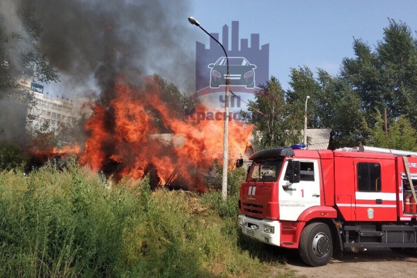 Пожарные уверяют, что пока пламя не перекинулось на жилой дом Пожарные уверяют, что пока пламя не перекинулось на жилой дом