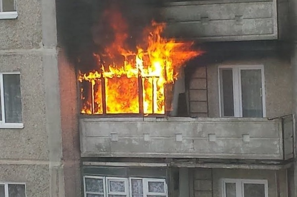 Квартира загорелась на четвертом этаже пятиэтажного дома Квартира загорелась на четвертом этаже пятиэтажного дома