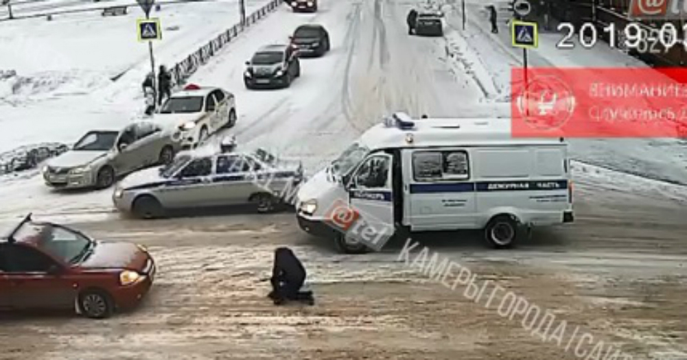 «Прав пешеходных лишать!»: появилось видео, как полицейская «Газель» сбила женщину