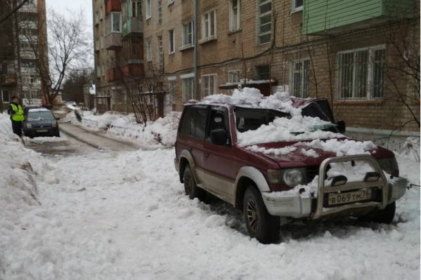 Рухнувший снег смял крышу машины Рухнувший снег смял крышу машины