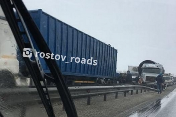 Одна полоса дороги оказалась полностью заблокирована Одна полоса дороги оказалась полностью заблокирована
