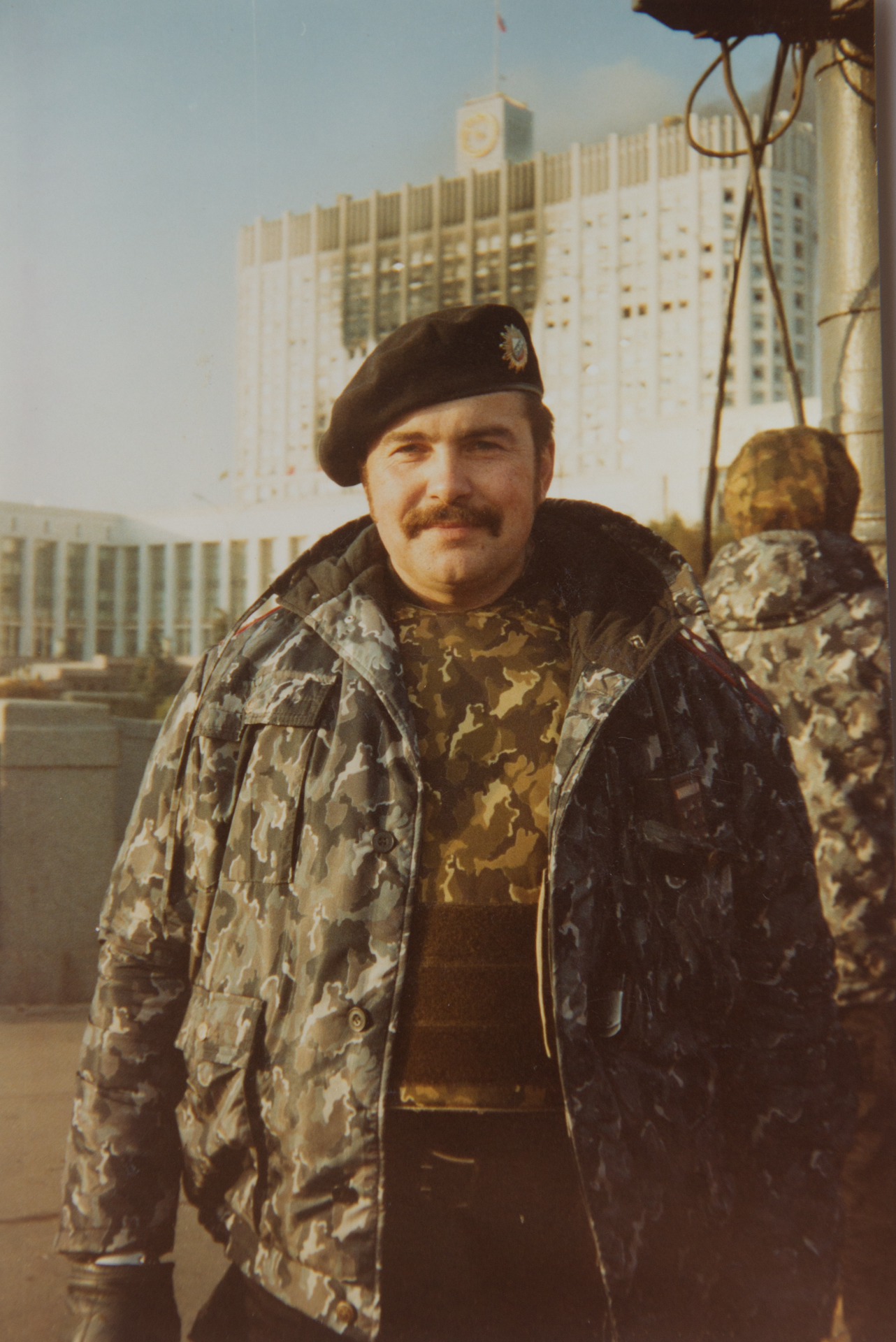 Полковник Владимир Ефимов, участник штурма Белого дома, он был командиром объединенного сводного отряда Свердловской области. Тогда ему был 31 год Полковник Владимир Ефимов, участник штурма Белого дома, он был командиром объединенного сводного отряда Свердловской области. Тогда ему был 31 год