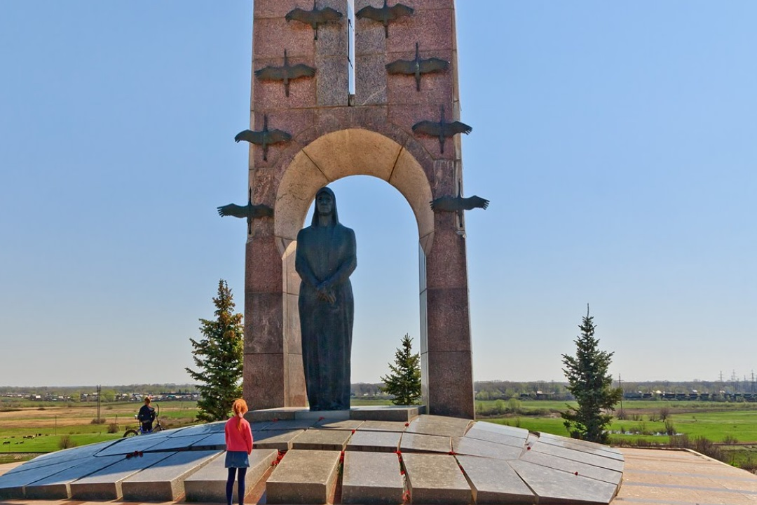 «Не всё решается за деньги»: Азаров призвал привлекать к ремонту мемориалов ВОВ местных жителей