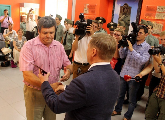 Мэр Новосибирска Анатолий Локоть вручает Виктору Кротенко вкладыш из смертельного медальона его деда Мэр Новосибирска Анатолий Локоть вручает Виктору Кротенко вкладыш из смертельного медальона его деда
