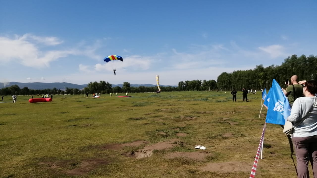 Соревнования по парашютному спорту на острове Татышев Соревнования по парашютному спорту на острове Татышев
