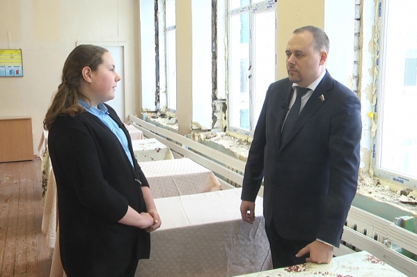 Окна в школе, по мнению суда, доакзывают нетрудовые доходы Романа Лаптева Окна в школе, по мнению суда, доакзывают нетрудовые доходы Романа Лаптева 