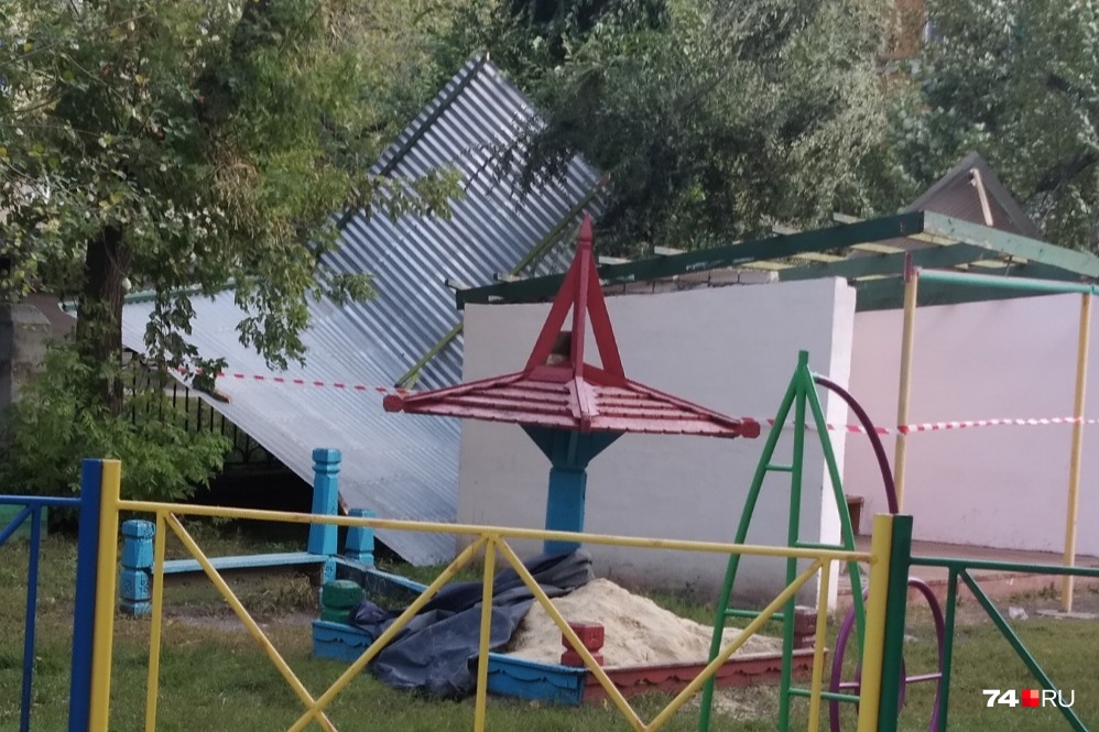 А в этом детском учреждении ветром сорвало крышу веранды на площадке А в этом детском учреждении ветром сорвало крышу веранды на площадке