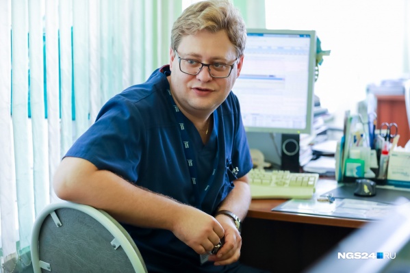 Алексей Поляков работает вместе со своей супругой, их столы стоят напротив друг друга Алексей Поляков работает вместе со своей супругой, их столы стоят напротив друг друга 