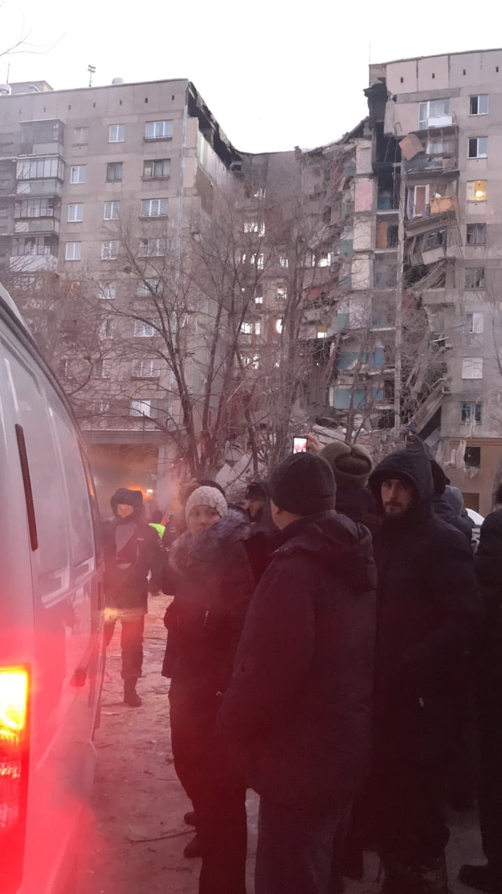 Людей из других подъездов отправили снова в свои квартиры Людей из других подъездов отправили снова в свои квартиры
