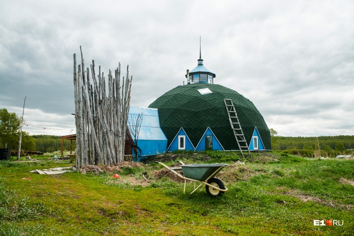 Дом-купол в деревне такой один, а по словам хозяина, такого нет нигде в мире