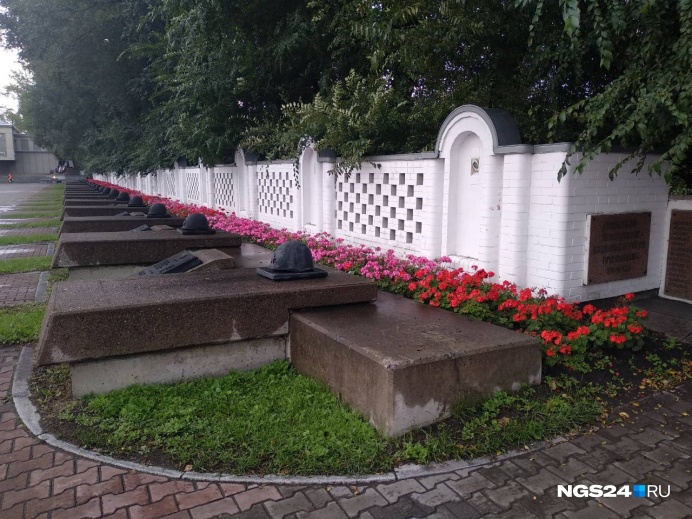 Так должен выглядеть новый забор в итоге — эту часть меняли в прошлом году Так должен выглядеть новый забор в итоге — эту часть меняли в прошлом году 