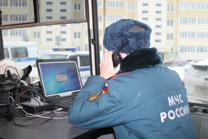 Сотрудники МЧС на месте обрушения Сотрудники МЧС на месте обрушения