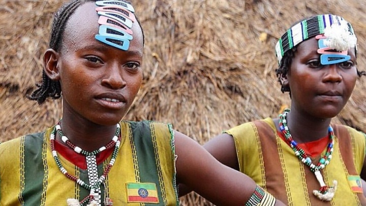 Здесь женщины растягивают губы тарелками и вырезают узоры на коже: уральский фотограф несколько дней снимал африканские племена