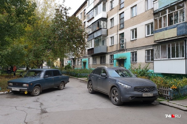 По словам автора снимка, водитель «семёрки» паркуется так всегда, а водитель Infiniti живёт в соседнем дворе. На просьбу оставлять хотя бы номер телефона под стеклом ответил, что запарковался нормально, когда «семёрки» ещё не было. Заблокированными остались пять машин на парковке у дома по улице Калмыкова, 14 (Металлургический район) По словам автора снимка, водитель «семёрки» паркуется так всегда, а водитель Infiniti живёт в соседнем дворе. На просьбу оставлять хотя бы номер телефона под стеклом ответил, что запарковался нормально, когда «семёрки» ещё не было. Заблокированными остались пять машин на парковке у дома по улице Калмыкова, 14 (Металлургический район)
