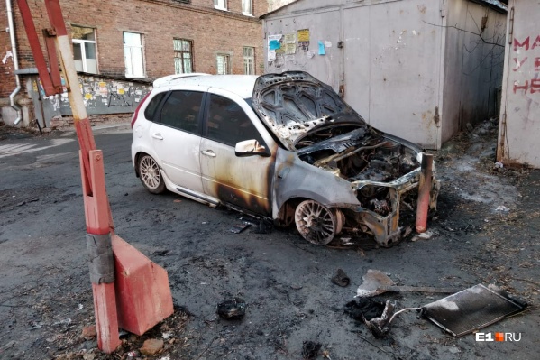 У Lada взорвались передние шины, и автомобиль покатился вниз, врезавшись в столб ограждения У Lada взорвались передние шины, и автомобиль покатился вниз, врезавшись в столб ограждения