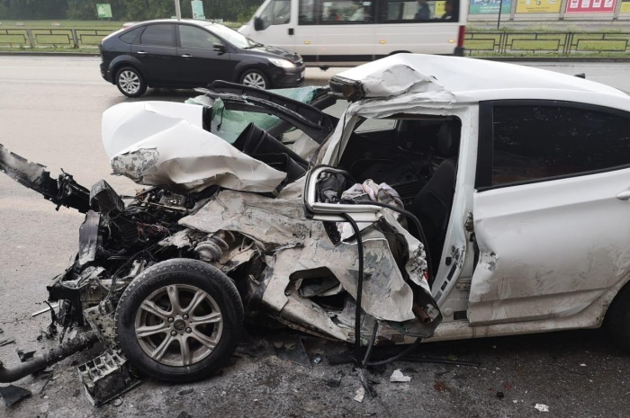Hyundai превратился в груду искореженного металла Hyundai превратился в груду искореженного металла