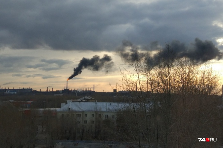 Столб дыма был виден из разных районов города Столб дыма был виден из разных районов города