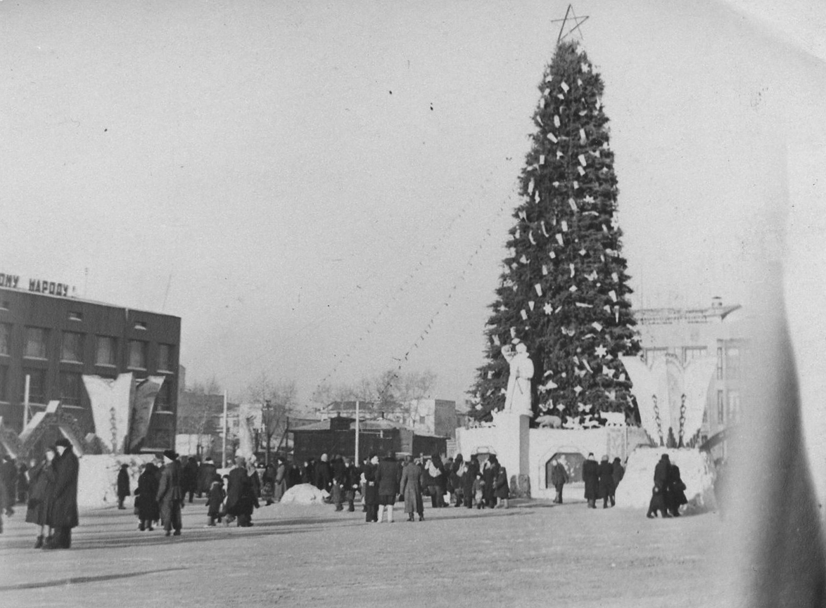 В 1957 году ёлку перенесли ближе к улице Ленина В 1957 году ёлку перенесли ближе к улице Ленина
