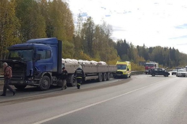 В полиции предполагают, что водитель Chevrolet Niva не уступил дорогу большегрузу В полиции предполагают, что водитель Chevrolet Niva не уступил дорогу большегрузу