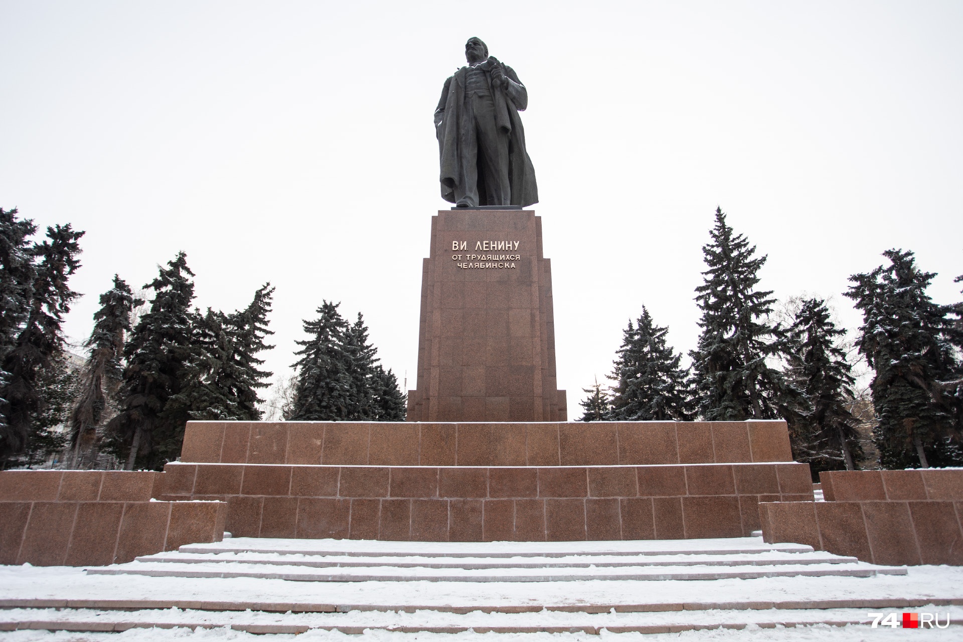 А так памятник выглядит сейчас. Издалека вполне прилично А так памятник выглядит сейчас. Издалека вполне прилично