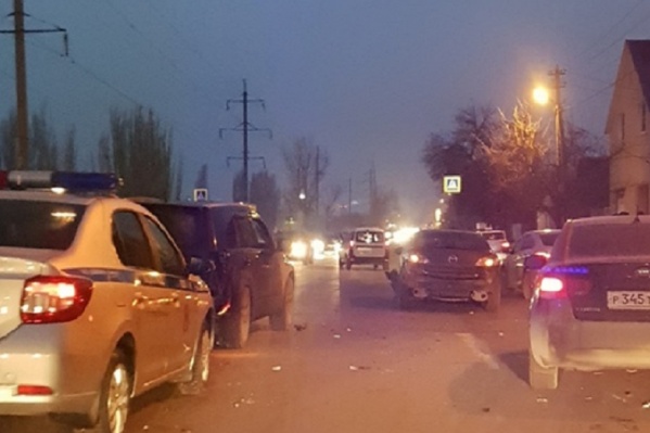 Около 8:00 водители не поделили узкую дорогу Около 8:00 водители не поделили узкую дорогу