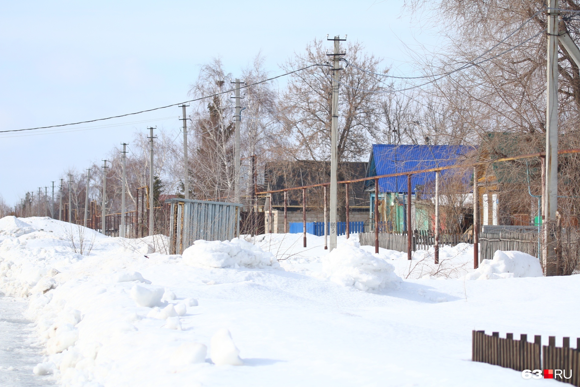 В селе много заброшенных домов В селе много заброшенных домов
