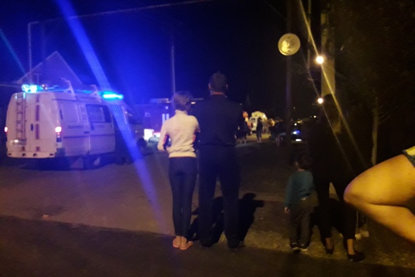 На место взрыва приехали сотрудники оперативных служб На место взрыва приехали сотрудники оперативных служб