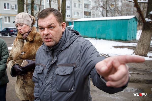 Волгоградцы уверены, что в экстренной ситуации к ним во двор не заедет ни скорая помощь, ни пожарная машина Волгоградцы уверены, что в экстренной ситуации к ним во двор не заедет ни скорая помощь, ни пожарная машина 