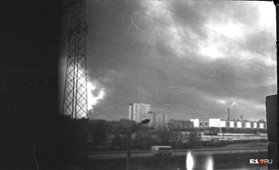 Облако черного дыма напугало весь город. Люди начали звонить в милицию. Весь день телефон не замолкал — все хотели знать, что произошло Облако черного дыма напугало весь город. Люди начали звонить в милицию. Весь день телефон не замолкал — все хотели знать, что произошло