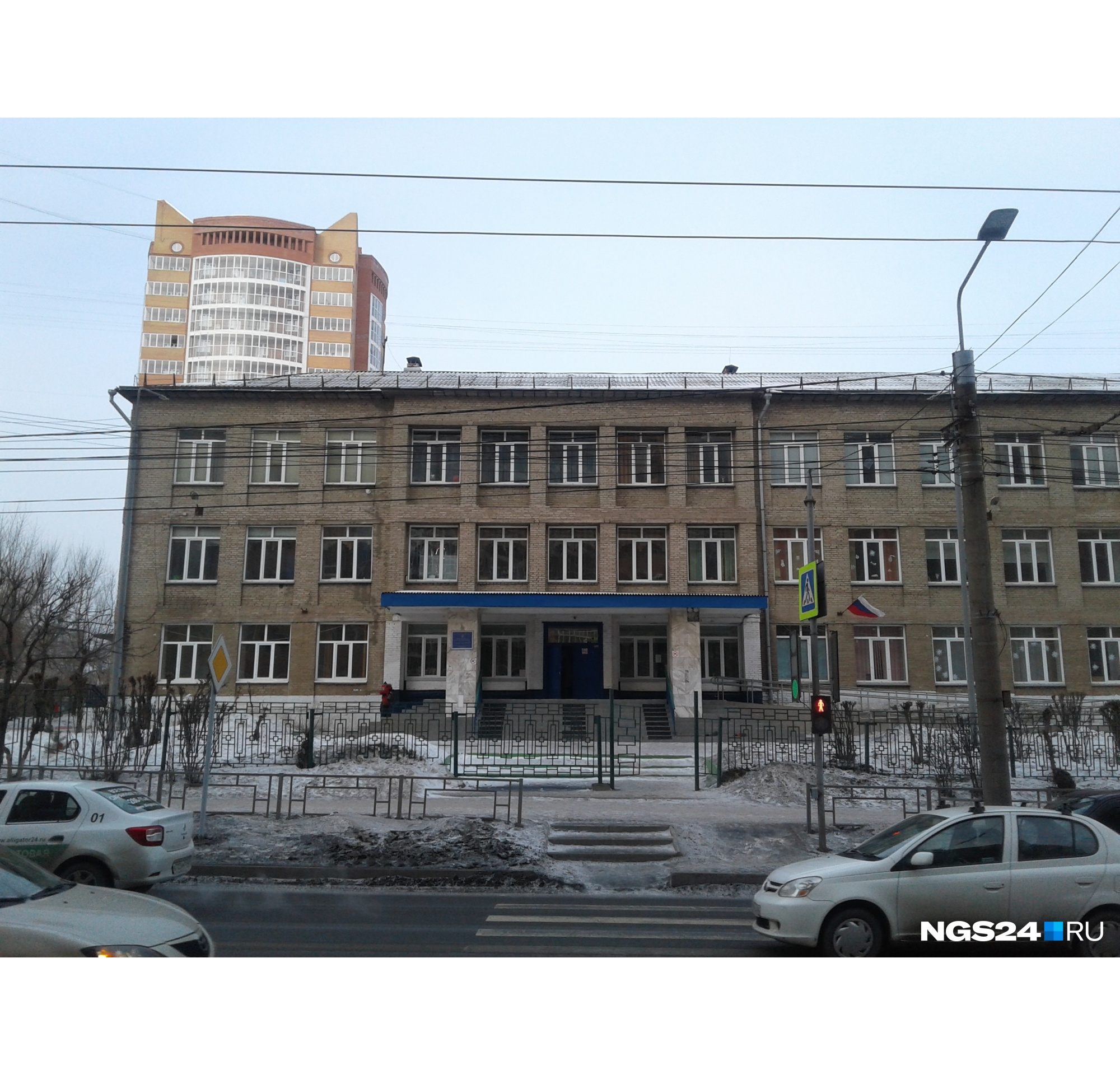 Утром школу <nobr class="_">№ 82</nobr> оцепляли и эвакуировали Утром школу <nobr class="_">№ 82</nobr> оцепляли и эвакуировали