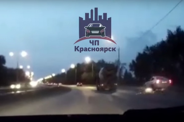 Таксист хотел обогнать грузовик по правой стороне на Енисейском тракте Таксист хотел обогнать грузовик по правой стороне на Енисейском тракте