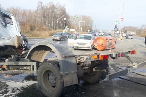 Авария с участием четырех машин произошла в 10:30 в пятницу, 26 октября. Виной массового столкновения авто могла стать отпавшая цистерна от ассенизаторской машины. Эти данные сейчас проверяются в ГИБДД Авария с участием четырех машин произошла в 10:30 в пятницу, 26 октября. Виной массового столкновения авто могла стать отпавшая цистерна от ассенизаторской машины. Эти данные сейчас проверяются в ГИБДД