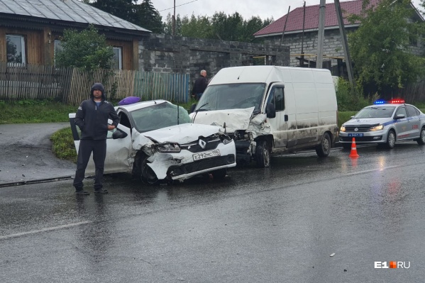 Водитель Renault позднее скончался в больнице Водитель Renault позднее скончался в больнице